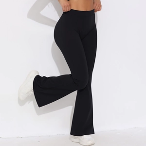Detailansicht der schwarzen Yoga-Schlaghose mit hoher Taille und dehnbarem Funktionsstoff
