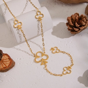 Collana lunga dorata con pendenti a quadrifoglio cavo e nappine eleganti per occasioni
