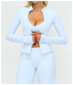 Détail de l'ensemble de yoga bleu clair avec veste zippée et legging taille haute