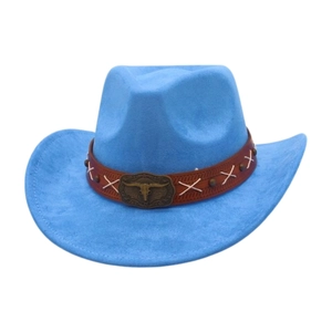 Detail eines himmelblauen Cowboyhuts mit braunem Lederband und Stierschädel-Schnalle