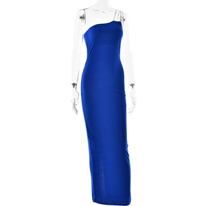 Détail de la robe longue moulante bleue avec strass et décolleté asymétrique élégant