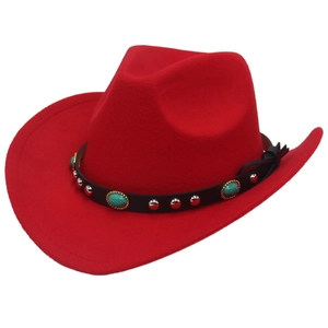 Chapeau de cowboy rouge en feutre avec ruban en cuir noir orné de turquoise et de clous