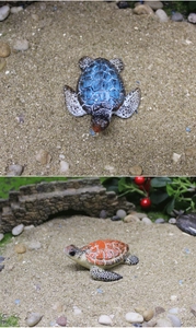 Vista dettagliata di tartarughe in miniatura blu e arancioni in un micro paesaggio decorativo