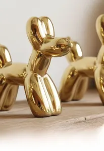 Dettaglio ravvicinato della finitura galvanica dorata della scultura a cane palloncino