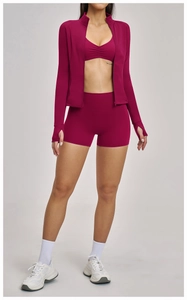 Détails de l'ensemble de yoga magenta foncé avec veste zippée et short à taille haute