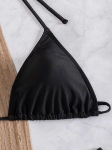 Détail du haut de bikini triangle noir côtelé avec bonnets plissés et liens au cou