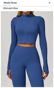Gros plan sur la veste de yoga bleu minuit avec passe-pouces et col montant zippé