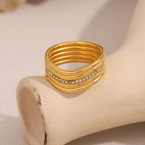 Dettagli macro dell'anello largo multistrato placcato oro 18K con fasce di cristallo