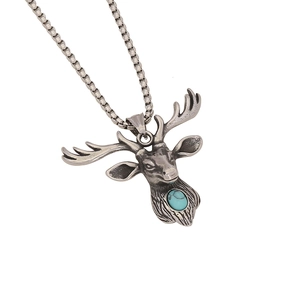 Collier punk argenté avec pendentif tête de cerf et turquoise sur fond blanc