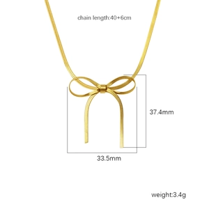 Elegante collana dorata con ciondolo a fiocco e visualizzazione delle dimensioni