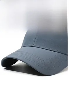 Dettaglio della visiera del cappellino da baseball grigio scuro con cuciture rinforzate