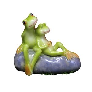 Cute resin couple frog ornaments sitting on stone base for garden and desk decor
