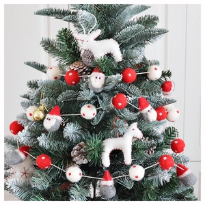 Detailansicht handgefertigter Weihnachtsschmuck aus Filz mit Weihnachtsmann und Rentier