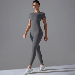 Completo yoga da donna grigio scuro con maglia a maniche corte e leggings sportivi