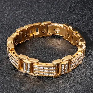 Vue macro du bracelet à maillons en or 18 carats avec cristaux et détails de croix