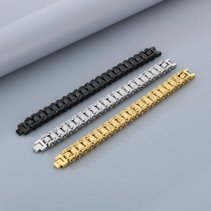 Détail de bracelets chaîne de vélo hip hop en noir, argent et or pour hommes stylés