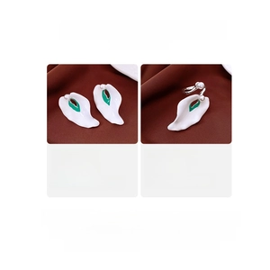 Detail showing pearl petal ring and earrings set dimensions and material specifications