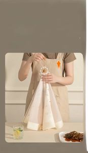 Vue détaillée du couvre-plat pliable en maille avec dentelle et lettrage chic