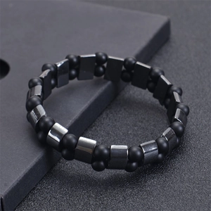 Zweilagiges Armband aus matten schwarzen Magnetsteinen mit runden Perlen und Metallstegen