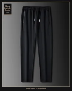 Detalle de pantalón deportivo negro para hombre con cintura elástica de cordón y bolsillo con cremallera