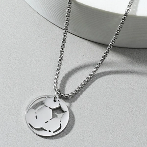 Pendentif football ajouré en acier inoxydable argenté avec une chaîne à billes polie