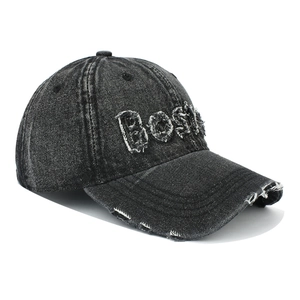 Detail einer Vintage-Baseballkappe aus gewaschenem Denim mit Boston-Patch und Destroyed-Look