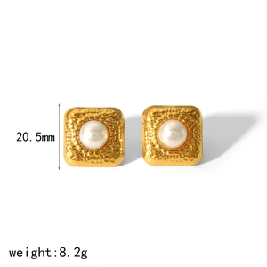Boucles d'oreilles vintage dorées avec perle blanche et texture martelée élégante
