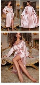 Détails de l'ensemble peignoir kimono en satin rose perle avec ceinture et texture soie