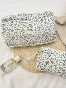 Quilted floral cosmetic bags in blue and white, large capacity travel storage pouch set