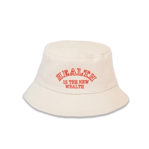 Détail d'un chapeau bob beige pour enfants avec broderie de texte orange devant