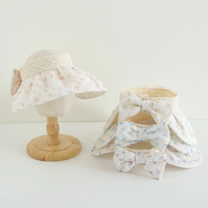 Détail de la visière en organza fleuri avec bordure en dentelle et nœud pour filles