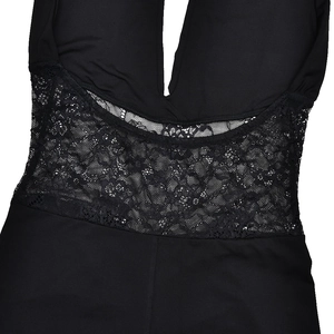 Détail du col en V profond élégant avec patchwork de dentelle sur la taille de robe noire