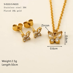 Detailansicht eines 18K vergoldeten Edelstahl Schmetterling Schmucksets mit Zirkon