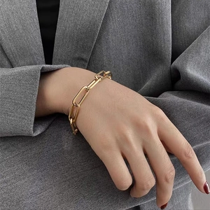 Minimalistische Gliederkette aus goldenem Titanstahl getragen am Handgelenk