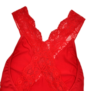Dettaglio di un abito rosso con ampie spalline in pizzo floreale e scollatura a V profonda