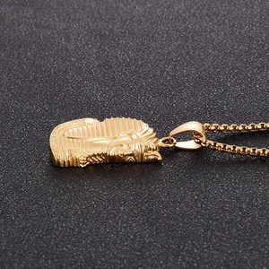 Makroaufnahme des goldenen ägyptischen Pharao-Anhängers mit Details auf Texturhintergrund