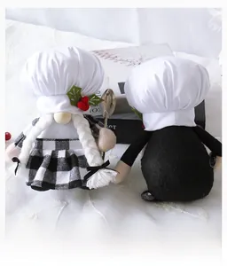 Vue détaillée des gnomes chefs en peluche avec toques de cuisinier et petite cuillère