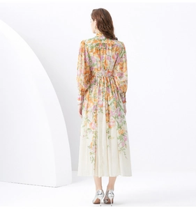 Rückansicht eines Maxikleides mit Blumenmuster, Laternenärmeln und passendem Gürtel