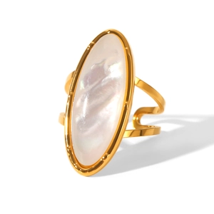 Anello in acciaio inossidabile con madreperla bianca ovale e fascia a tre strati dorata