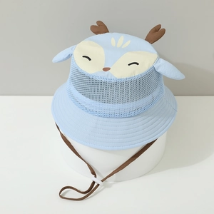 Détail du chapeau de soleil respirant pour enfant avec oreilles de girafe et cordon