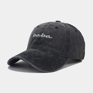 Détail de la broderie blanche baba sur la casquette en coton lavé gris foncé