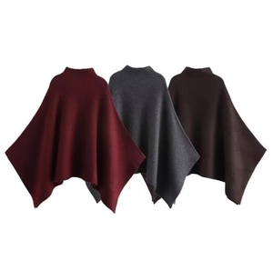 Vue détaillée de châles ponchos en tricot en bordeaux, gris foncé et café