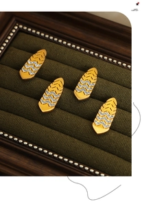 Λεπτομερής λήψη χρυσών σκουλαρικιών 18k σε σχήμα φύλλου με ζιργκόν σε βελούδινο δίσκο