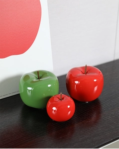 Pommes décoratives en céramique brillante rouge et verte avec tiges brunes réalistes