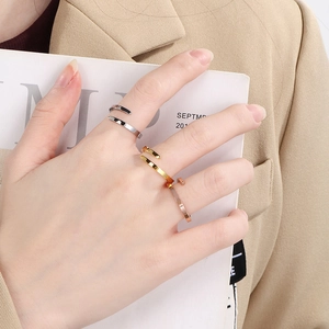 Set di tre anelli aperti minimalisti regolabili in finiture oro, argento e rosa