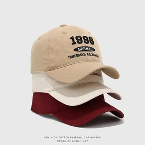 Cappellini da baseball in cotone per bambini con ricamo 1998 nei colori kaki, beige e bordeaux