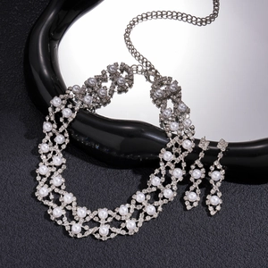 Luxus-Halskette mit Strass-Blumen und Perlenohrringen-Set für elegante Hochzeitsjuwelen