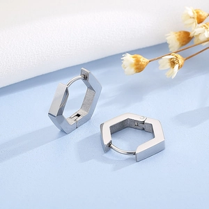 Vue détaillée de boucles d'oreilles hexagonales en acier inoxydable avec fini poli argenté