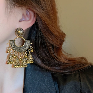 Detailansicht der Vintage-Jhumka-Ohrringe mit goldenen Glocken und fächerförmigen Mustern
