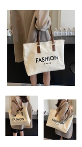 Detail der Canvas-Tragetasche mit braunen Ledergriffen und Fashion-Paris-Aufdruck